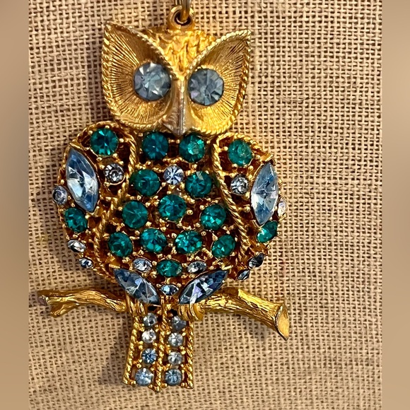 Vintage Jewelry - Elegant Gold Owl necklace with Blue & Green Rhinestones